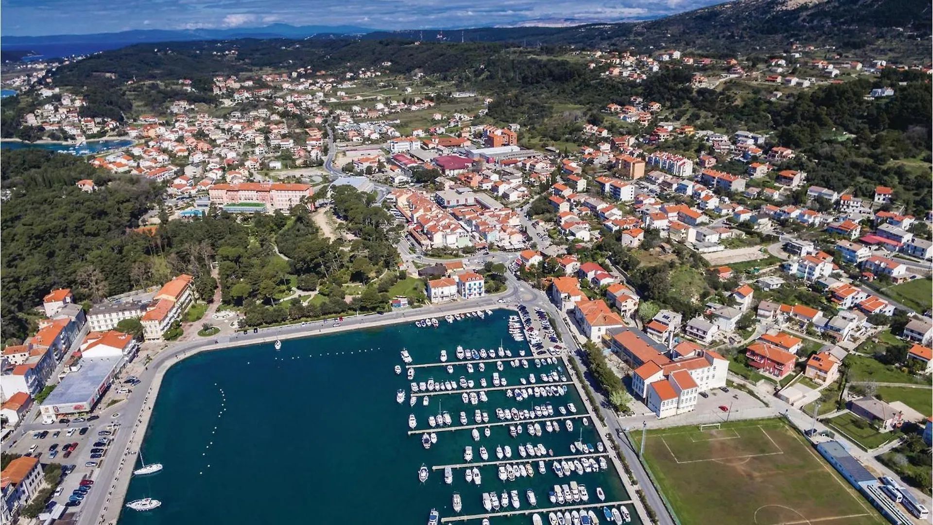 4 Bedroom Stunning Apartment In Banjol